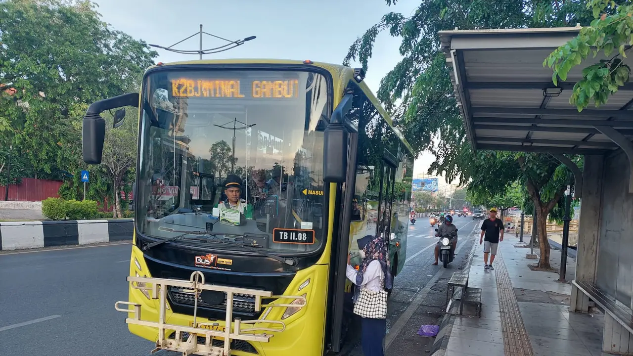 Pembangunan transportasi berbasis jalan disebut tak sebatas menyasar kota-kota besar. Ternyata, ada sejumlah angkutan perintis yang juga menyasar ke daerah-daerah terpencil.