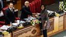 Menkeu Sri Mulyani bersalaman dengan Wakil Ketua DPR Agus Hermanto saat menyampaikan tanggapan pemerintah atas pandangan DPR terhadap RUU Tentang Pertanggungjawaban Atas Pelaksanaan APBN (P2APBN) Tahun Anggaran 2018 di Gedung Nusantara II, Jakarta, Selasa (16/7/2019). (Liputan6.com/JohanTallo)