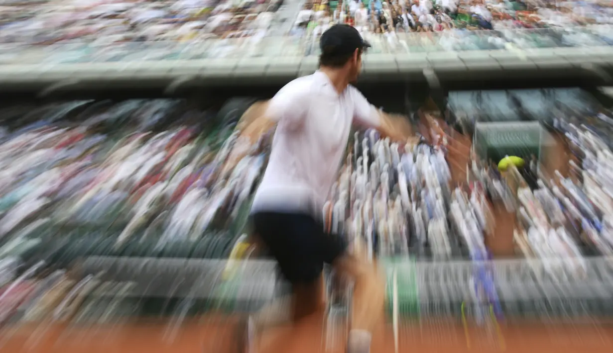 Aksi Andy Murray saat mengembalikan bola petenis Karen Khachanov pada turnamen Prancis Terbuka di Roland Garros, Paris, Prancis (5/6). Murray meraih kemenangan 6-3, 6-4, 6-4 dan lolos ke perempatfinal Prancis Terbuka. (AFP Photo/Gabriel Bouys)