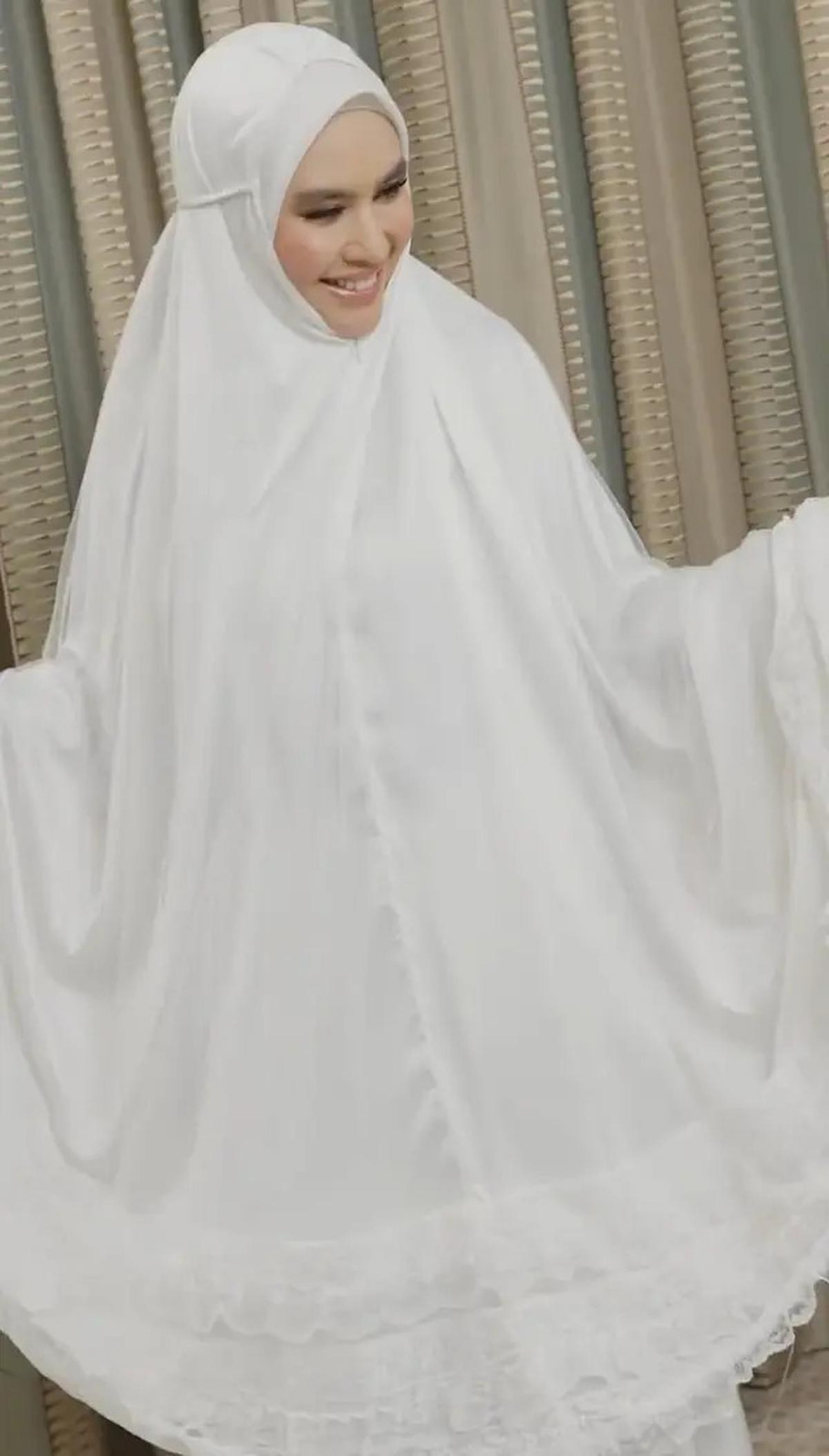 Bolehkah Muslimah Sholat Pakai Mukena Bercorak, Apakah Sah? Ini Kata Buya Yahya