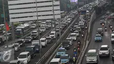 Kendaraan terjebak kemacetan di Jalan Gatot Subroto dan tol dalam kota, Jakarta, Selasa (30/8). (Liputan6.com/Immanuel Antonius)