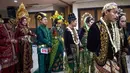 Sejumlah pasangan pengantin saat mengikuti nikah massal di Surabaya, Jawa Timur, Rabu (18/12/2019). Sebanyak 60 pasangan pengantin mengikuti nikah massal yang digelar Dinas Sosial Kota Surabaya. (JUNI KRISWANTO/AFP)