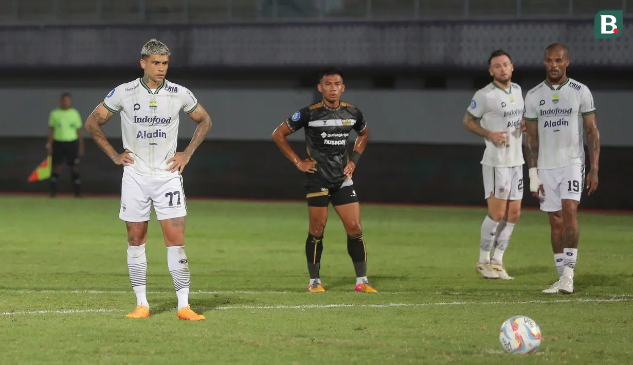 Pemain Persib Bandung, Ciro Alves, bersiap melepaskan tendangan penalti saat melawan Dewa United pada laga BRI Liga 1 di Stadion Indomilk Arena, Tangerang, Minggu (26/11/2023). (Bola.com/M Iqbal Ichsan)