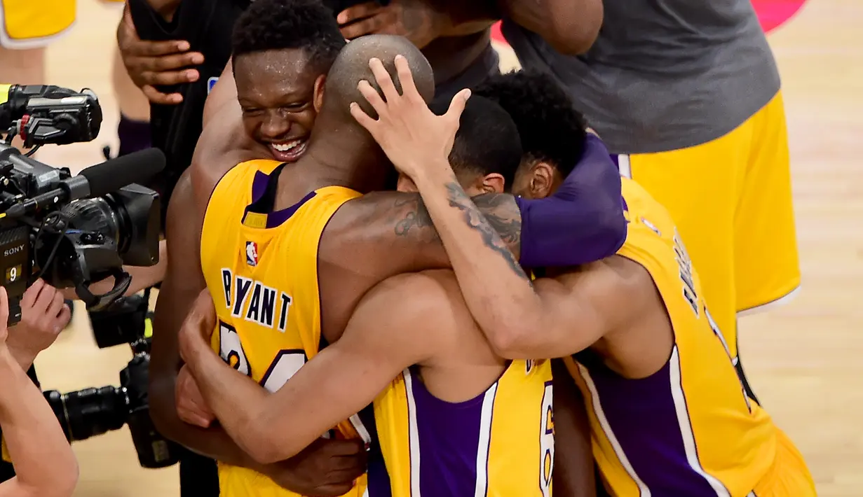 Mengalami fisik yang sudah tergolong lemah, Kobe Bryant memutuskan untuk pensiun dari klub basket yang membesarkan namanya. Suasana haru meliputi stadiun Stapless Center melepas kepergian sang legendaris. (AFP/Bintang.com)