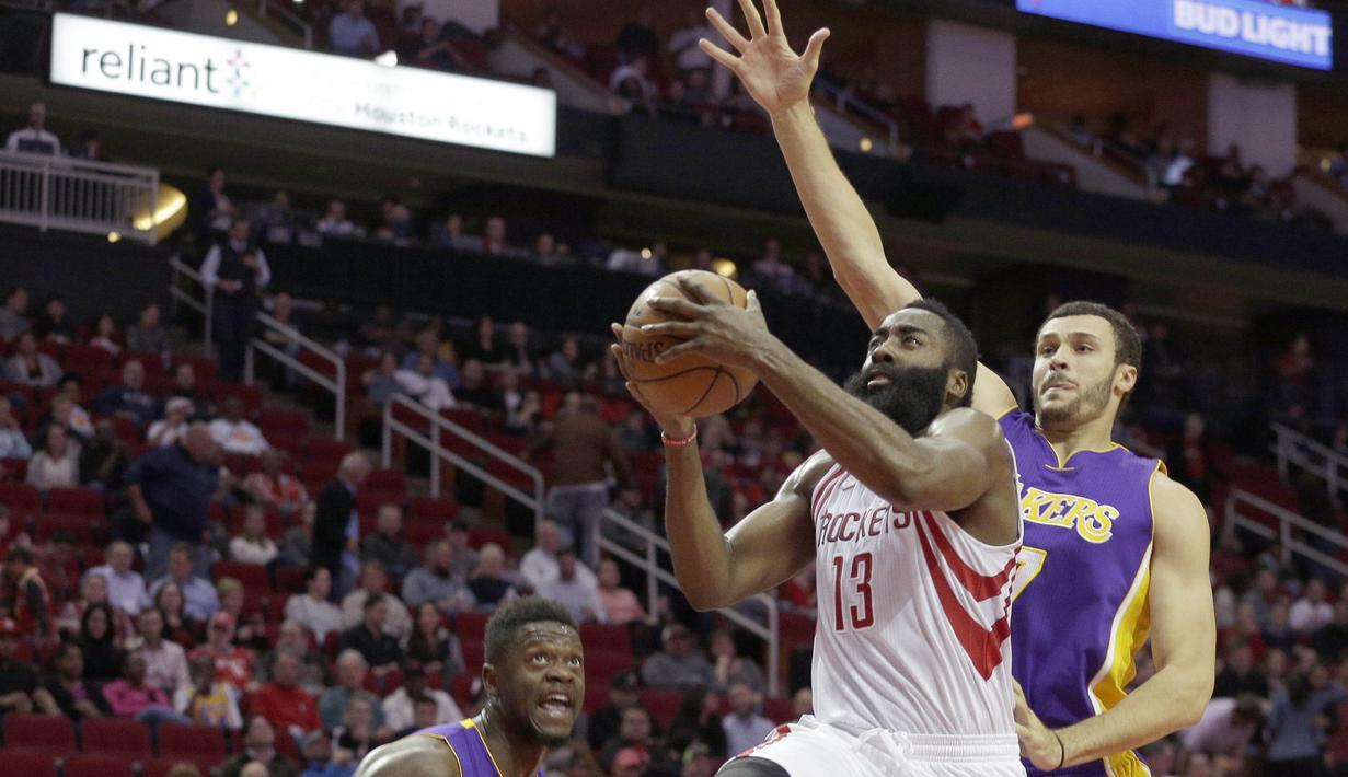 Aksi pemain Houston Rockets, James Harden #13 melewati hadangan pemain Lakers pada laga NBA di Toyota Center, Houston, (08/12/2016).  (Reuters/Thomas B. Shea-USA TODAY Sports)