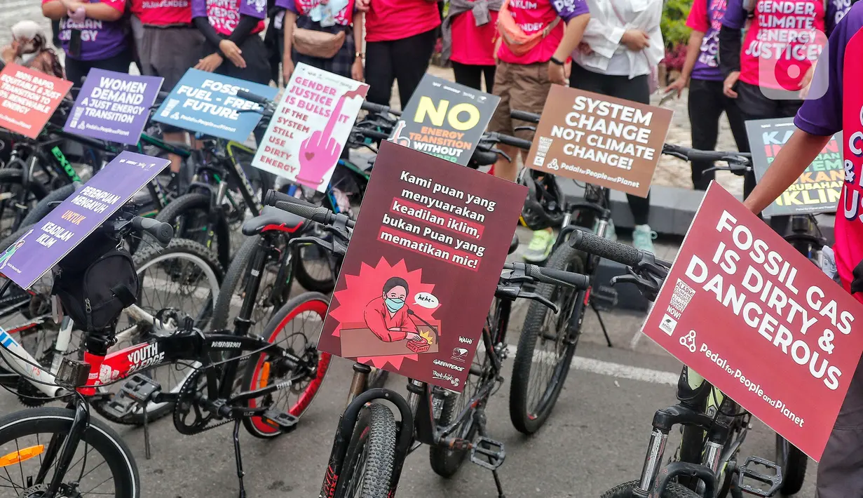 Aktivis dari berbagai penggiat lingkungan melakukan aksi damai di Hari Bebas Kendaraan (Car Free Days) di kawasan Bundaran HI, Jakarta,  Minggu (12/3/2023). Selain memperingati Hari Perempuan Internasional, aksi Women Pedal for People Planet tersebut dilakukan guna mengajak masyarakat untuk melakukan perlawanan terhadap krisis iklim yang berdampak pada kehidupan manusia dan ekologi. (Liputan6.com/Angga Yuniar)