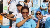 Menteri KKP, Susi Pudjiastuti bersama sejumlah Pemerhati Laut berjoget baby shark dance saat meresmikan 'Pandu Laut Nusantara' di CFD kawasan Bundaran HI, Jakarta, Minggu (15/7). (Liputan6.com/Arya Manggala)