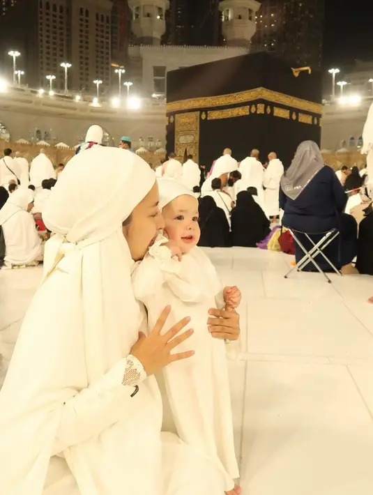 Melalui laman Instagram pribadinya, istri mendiang Dali Wassink ini membagikan momennya kala berada di Tanah Suci. [@jennifercoppenreal20].