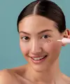 Concealer tidak hanya berfungsi untuk menutupi noda pada wajah, tetapi juga dapat membantu menyamarkan mata panda. (Foto/dok: Freepik/pikisuperstar)