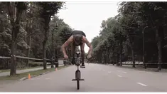 Davis Dudelis atlet sepeda BMX asal Latvia memecahkan rekor dunia dengan tangan dan satu roda saja sejauh 263 meter.