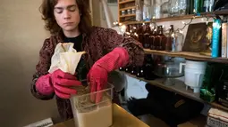Alex Crawford mengaduk bubuk kava untuk disajikan di Kedai Brooklyn Kava, New York, Amerika Serikat, Kamis (18/1). Kini, orang-orang New York mulai meninggalkan alkohol dan meminum kava. (DON EMMERT/AFP)