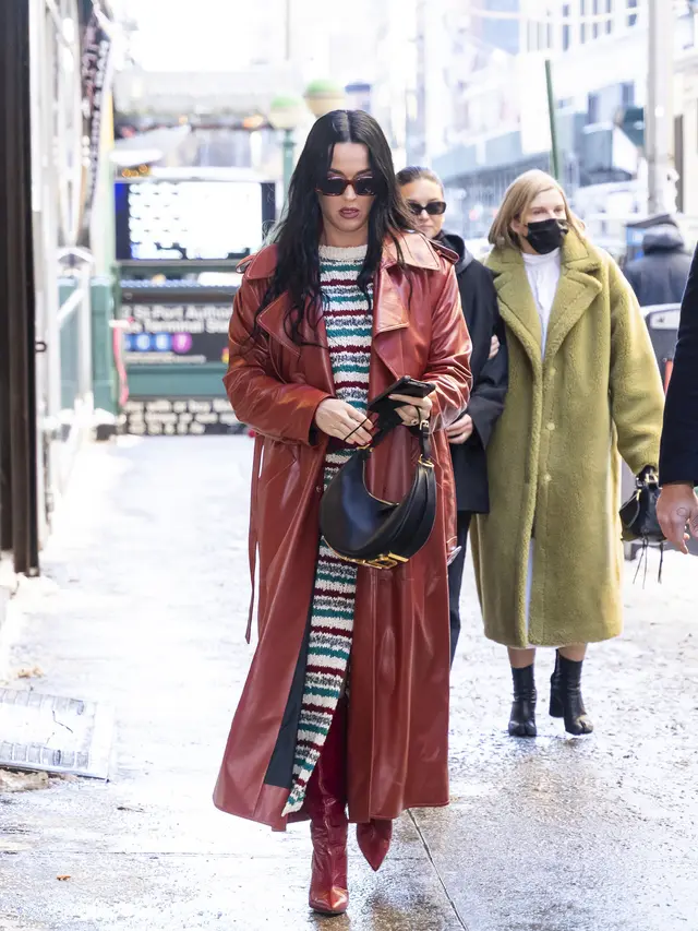 Katty Perry Mengenakan Tas Fendigraphy