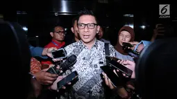 Direktur Utama Hotel Ijen Suites Iwan Budianto menjawab pertanyaan usai diperiksa KPK, Jakarta, Rabu (11/10). Iwan selaku diperiksa sebagai saksi dugaan suap pengadaan barang dan jasa di lingkungan Pemkot Batu TA 2017. (Liputan6.com/Helmi Fithriansyah)