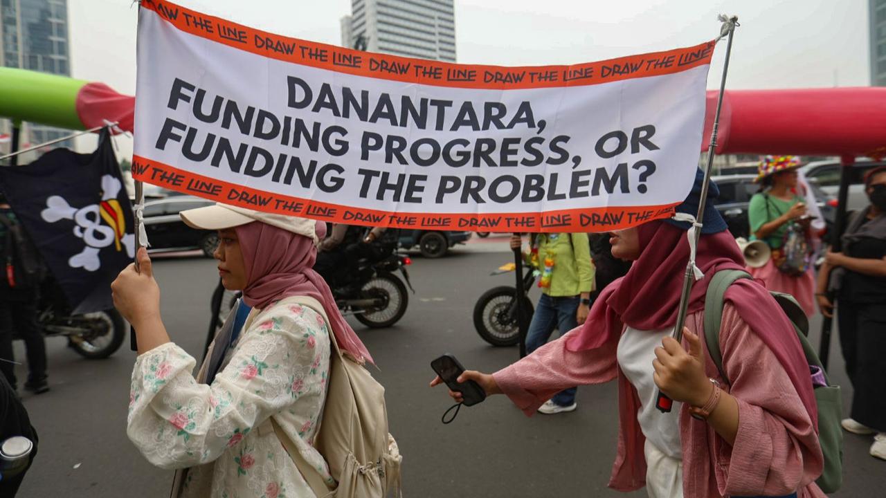 FOTO: Long March Aksi Iklim di Jakarta, Desak Prabowo Tegaskan Komitmen di PBB
