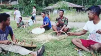 Warga Kampung Golo Ara saat menganyam Nyiru. (Foto Istimewah)