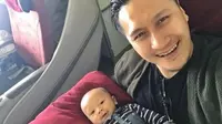 Arie Untung bersama anak ketiga, Mezbareta Yusuf Athalla. (Instagram - @ariekuntung)