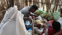 Bayi lelaki bernama Aska Salah Kai tinggal di balik bilik bambu tipis yang habis dimakan rayap. (Liputan6.com/Arfandi Ibrahim)