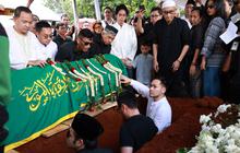 Wagub Rano Karno Mampir ke Makam Ray Sahetapy, Ungkap Kenangan Paling Berkesan Bersama Mendiang Sewaktu Jadi Tokoh Antagonis
