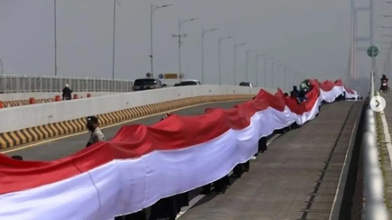 Bendera merah putih raksasa dibentangkan di Suramadu menyambut hari Pahlawan. (istimewa)
