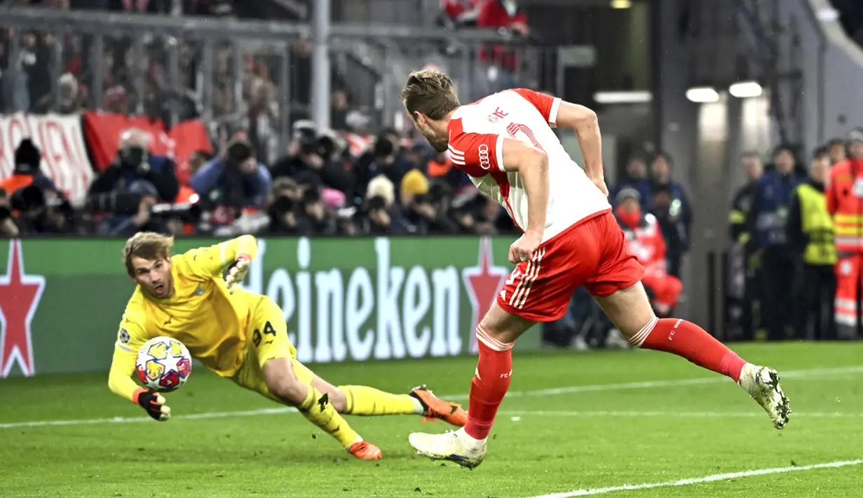 Pemain Bayern Munchen, Harry Kane, melakukan selebrasi setelah mencetak gol ke gawang Lazio pada laga leg kedua babak 16 besar Liga Champions yang dihelat di Allianz Arena, Rabu (6/3/2024). (Sven Hoppe/DPA via AP)