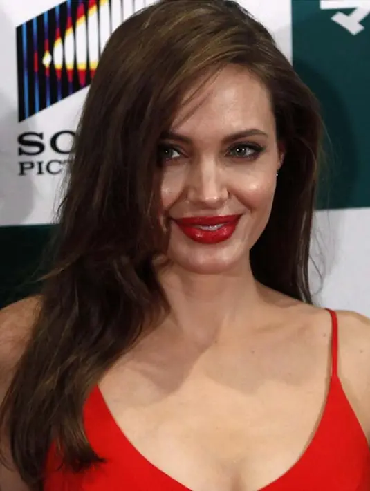 Selain itu, ia juga mengakui ketegaran yang dilakukannya selama ini. Menurutnya, semua ini dilakukan Jolie dengan usaha yang cukup keras dilaluinya dalam keseharian. (Instagram/angelinajolieofficial)