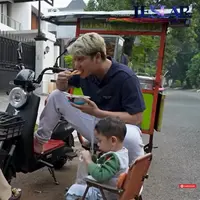 Berikut momen Lesti Kejora dan Rizky Billar keliling komplek menggunakan sepeda listrik. Tidak hanya berdua, pasangan ini juga membawa sang buah hati Babi L. Berikut potretnya. [Youtube/Leslar Entertainment]