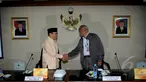 Ketua BPK Harry Azhar Aziz (kiri) bersalaman dengan Plt Ketua KPK  Taufiequrachman Ruki sebelum menggelar rapat di Gedung BPK, Jakarta, (11/3/2015). Pertemuan dua pimpinan lembaga tinggi negara ini berlangsung tertutup. (Liputan6.com/Helmi Fithriansyah)