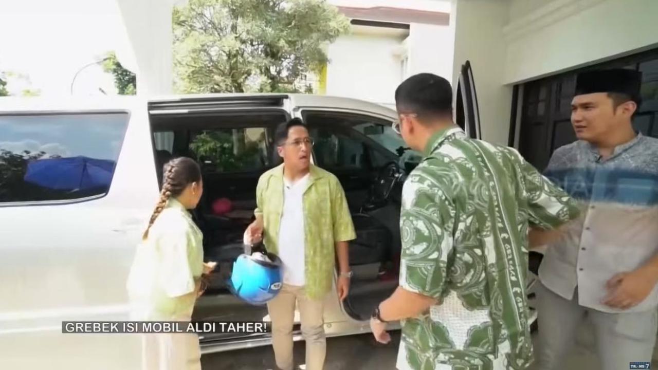 Awalnya, Raffi Ahmad mengaku ingin melihat mobil Aldi Taher. Mpok Alpa kemudian membuka pintu mobil Aldi. Irfan Hakim melihat ada helm di dalam mobil.<br>
