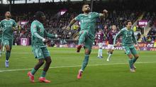 Selebrasi Mohamed Salah usai mencetak gol di laga Burnley vs Liverpool di Turf Moor di pekan keempat Liga Inggris 2025/2026, Minggu (14/09/2025). (AP Photo/Jon Super)