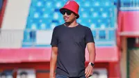 Sopir Madura United merangkap agen pemain, Miftahul Huda alias Alle Gaucho. (Bola.com/Aditya Wany)