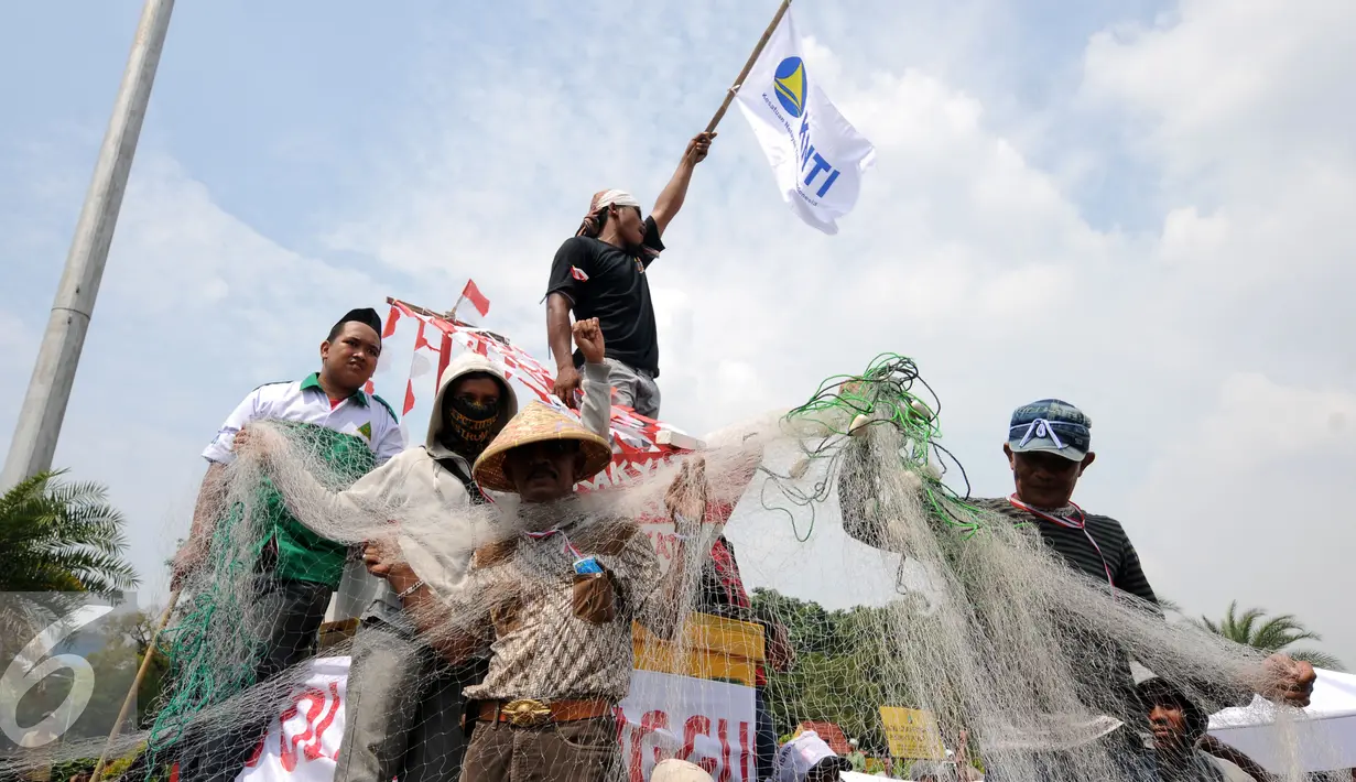 Nelayan membentangkan jala saat melakukan aksi unjuk rasa di depan Istana Merdeka Jakarta, Kamis (21/4/2016). Dalam aksinya, mereka menolak reklamasi teluk Jakarta dan menolak penggusuran pemukiman nelayan. (Liputan6.com/Helmi Fithriansyah)