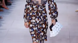 Model cantik Kendall Jenner berlenggak-lenggok mengunakan rancangan Michael Kors koleksi Spring/Summer 2017 dalam ajang New York Fashion Week  di Manhattan, AS (14/9). (AFP Photo/Angela Weiss)