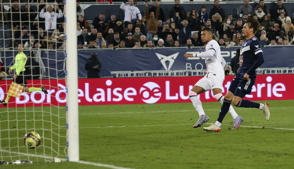 Penyerang Paris Saint-Germain (PSG) Kylian Mbappe mencetak gol ketiga untuk timnya ke gawang Bordeaux pada matchday ke-13 Liga Prancis 2021/2022 di Stadion Matmut Atlantique, Minggu (7/11/2021) dini hari WIB. PSG menang tipis 3-2, dengan dua gol disumbangkan Neymar. (AP Photo/Bob Edme)