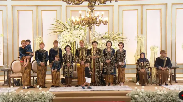 Cucu keempat Presiden Joko Widodo atau Jokowi, Panembahan Al-Nahyan Nasution mencuri perhatian saat menghadiri acara tasyakuran pernikahan Kaesang Pangarep dan Erina Gudono di Pura Mangkunegaraan Solo Jawa Tengah, Minggu (11/12/2022).