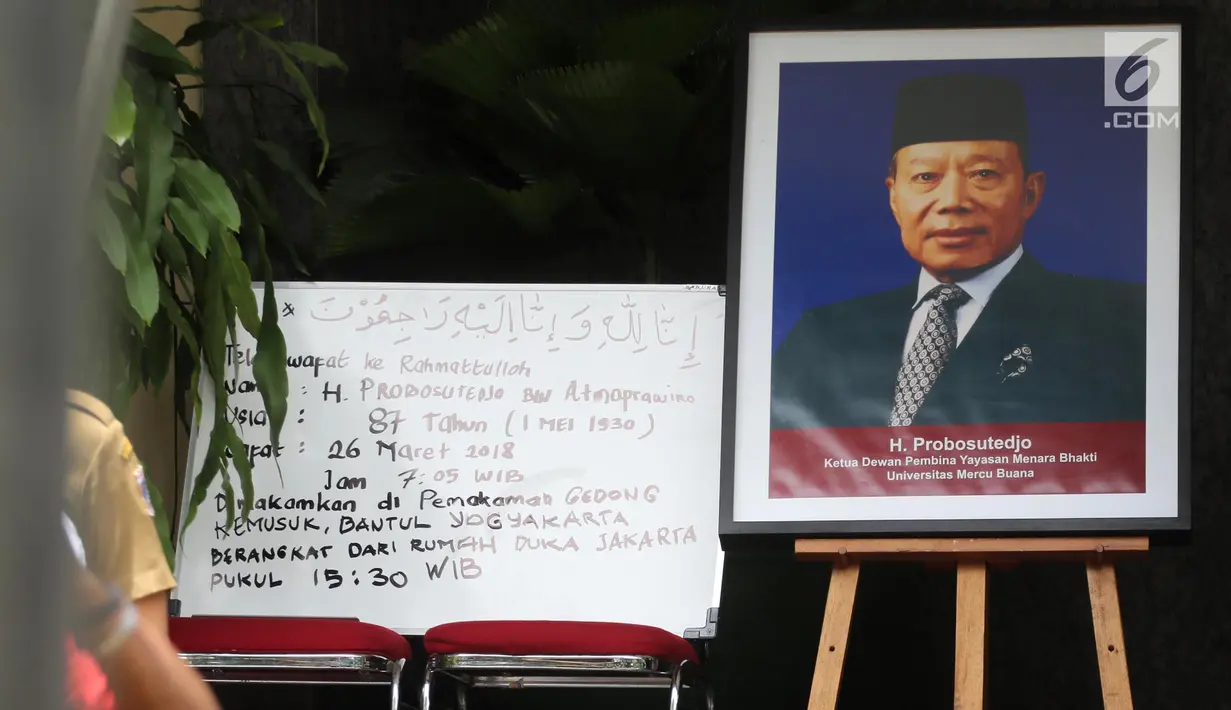 Foto almarhum Probosutedjo terpampang di luar rumah duka yang berada di Jalan Diponegoro, Jakarta, Senin (26/3). Probosutedjo meninggal dunia pada usia 87 tahun. (Liputan6.com/Arya Manggala)