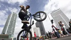 Atraksi freestyle BMX saat Car Free Day di kawasan Bundaran HI, Jakarta, Minggu (14/12/2014) ( Liputan6.com/Faizal Fanani)