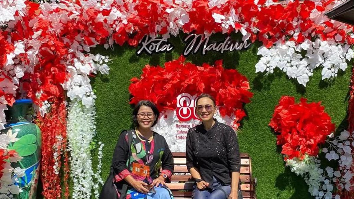 6 Potret Ira Wibowo Jalan-Jalan Madiun, Ziarah Leluhur hingga Cicipi Pecel Legendaris