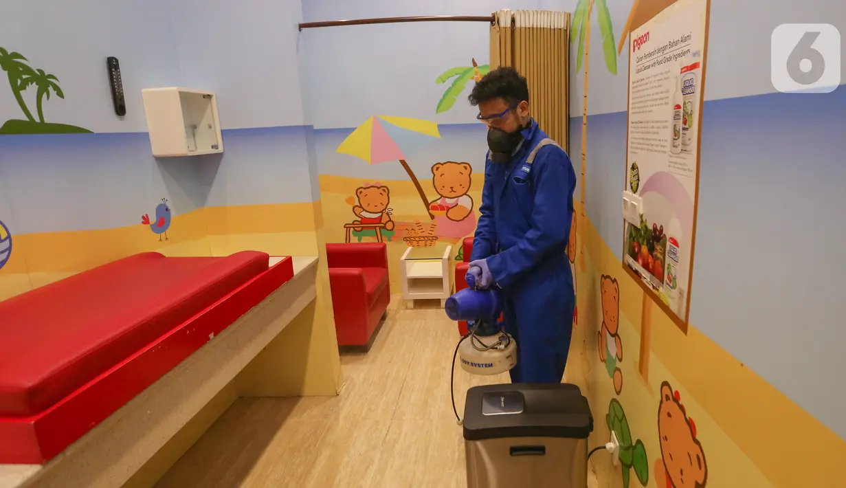 Petugas menyemprotkan cairan disinfektan di ruang menyusui Lippo Mall Kemang, Jakarta, Senin (23/3/2020). Melalui program we Care, penyemprotan dilakukan untuk mengurangi penyebaran Virus Corona atau Covid-19. (Liputan6.com/Fery Pradolo)