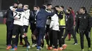 Para pemain dan ofisial tim Spezia merayakan kemenangan 2-0 atas AC Milan dalam laga lanjutan Liga Italia 2020/21 pekan ke-22 di the Alberto-Picco Stadium, La Spezia, Sabtu (13/2/2021). (LaPresse via AP/Tano Pecoraro)