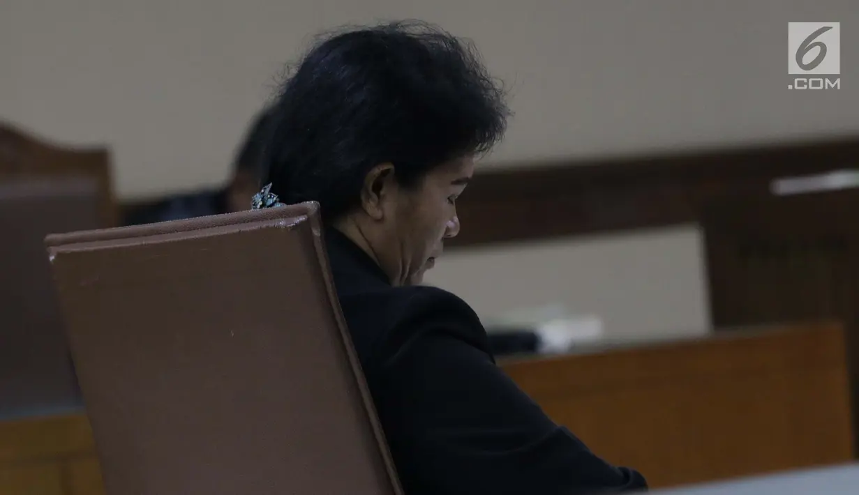 Hakim adhoc Pengadilan Tipikor Medan nonaktif, Merry Purba saat menjalani sidang putusan di Pengadilan Tipikor, Jakarta, Kamis (16/5/2019). Merry divonis bersalah menerima suap dari pengusaha Tamin Sukardi dan dihukum 6 tahun penjara denda Rp 200 juta. (Liputan6.com/Helmi Fithriansyah)