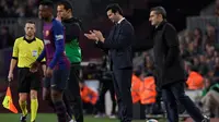 Pelatih Real Madrid, Santiago Solari, menikmati duel kontra Barcelona pada leg pertama semifinal Copa del Rey di Camp Nou, Rabu (6/2/2019). (AFP/Lluis Gene)