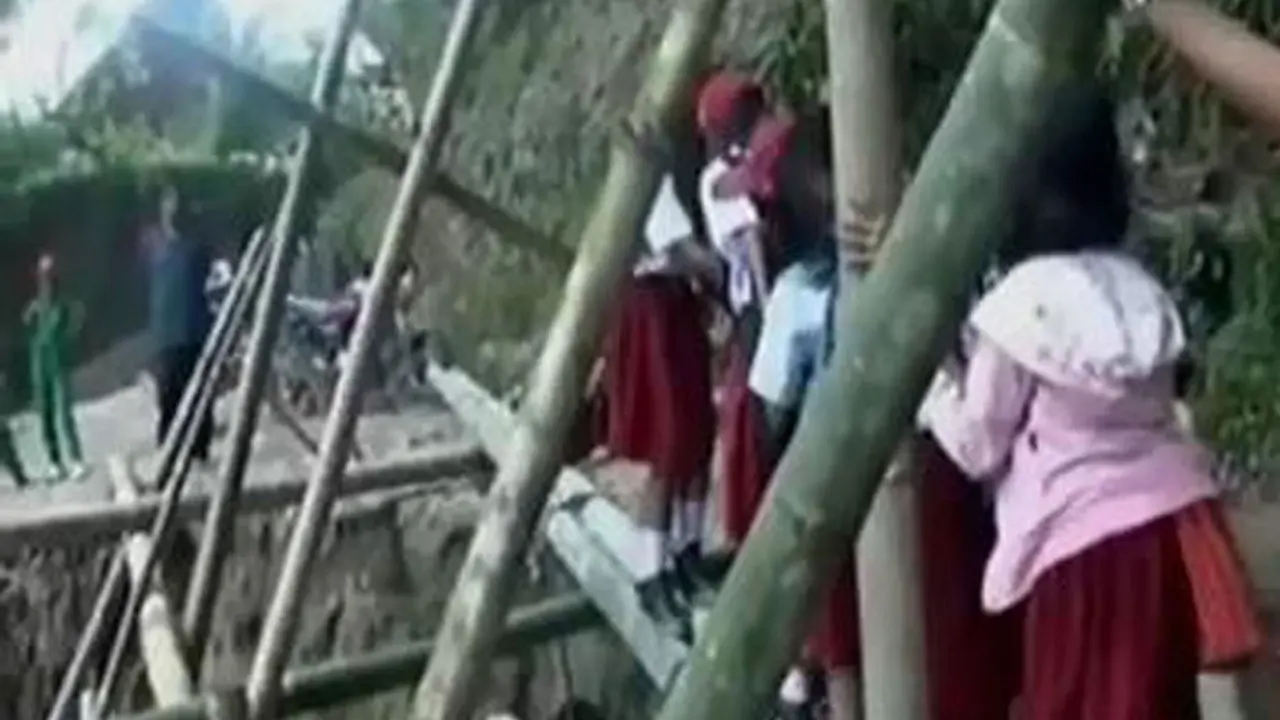 Siswa SD Seberangi Jembatan