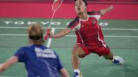 Pebulutangkis Indonesia Anthony Sinisuka Ginting saat bertanding melawan Anders Antonsen dari Denmark pada perempat final tunggal putra Badminton Olimpiade Tokyo 2020 di Tokyo, Jepang, Sabtu (31/7/2021). Anthony  Ginting menang atas Antonsen 21-18, 15-21, 21-18. (AP Photo/Dita Alangkara)