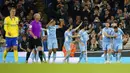 Pemain Manchester City Riyad Mahrez (kanan) melakukan selebrasi usai mencetak gol ke gawang Brighton and Hove Albion pada pertandingan sepak bola Liga Inggris di Etihad Stadium, Manchester, Inggris, 20 April 2022. Manchester City menang 3-0. (AP Photo/Dave Thompson)