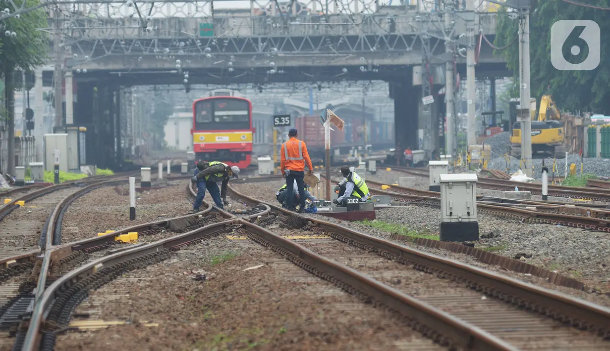 Petugas melakukan pengecekan wesel di perlintasan kereta api Cipinang-Jatinegara, Jakarta, Kamis (5/11/2020). Pengecekan perlintasan secara berkala di lakukan KAI untuk mengurangi potensi kecelakaan kereta api. (merdeka.com/Imam Buhori)