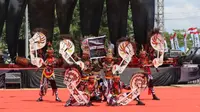 Pertunjukan Kuda Kepang ikut meramaikan festival budaya yang digelar di Mapolres Pringsewu Lampung. (Liputan6.com/ Ardi Munthe)