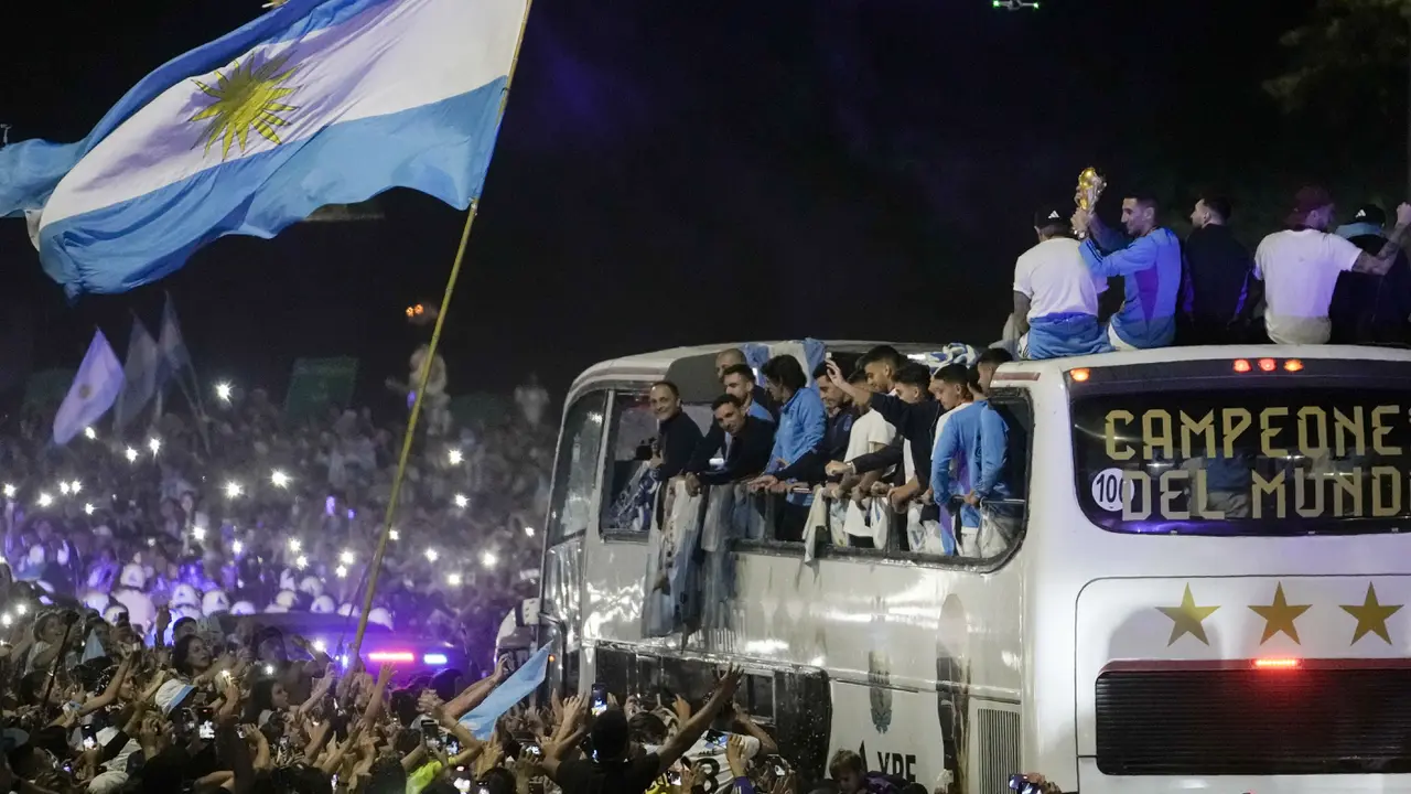 Foto: Melihat Lautan Manusia saat Timnas Argentina Gelar Parade Juara Piala Dunia