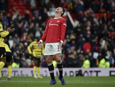 Penyerang Manchester United, Cristiano Ronaldo bereaksi setelah peluit akhir dibunyikan melawan Watford pada pertandingan lanjutan Liga Inggris di di Old Trafford di Manchester, Inggris, Sabtu (26/2/2022). MU bermain imbang dengan Watford 0-0. (AP Photo/Rui Vieira)