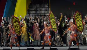 SEA Games 2025 resmi ditutup lewat closing ceremony pada Sabtu (20/12/2025). Dalam foto, ara penari Malaysia tampil selama upacara penutupan di Bangkok, Thailand. Malaysia akan menjadi tuan rumah SEA Games edisi berikutnya. (AP Photo/Sakchai Lalit)