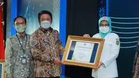 Penghargaan Bank Indonesia Award tahun 7021 kepada 59 stakeholders, sebagai apresiasi dalam
dukungan pelaksanaan tugas Bank Indonesia. (Dok. Humas Bank Indonesia Sumsel / Nefri Inge)